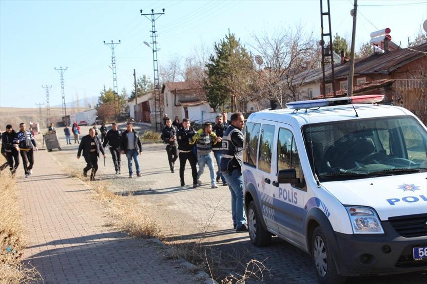 Çıldıran taraftarlar duvarı yıktı