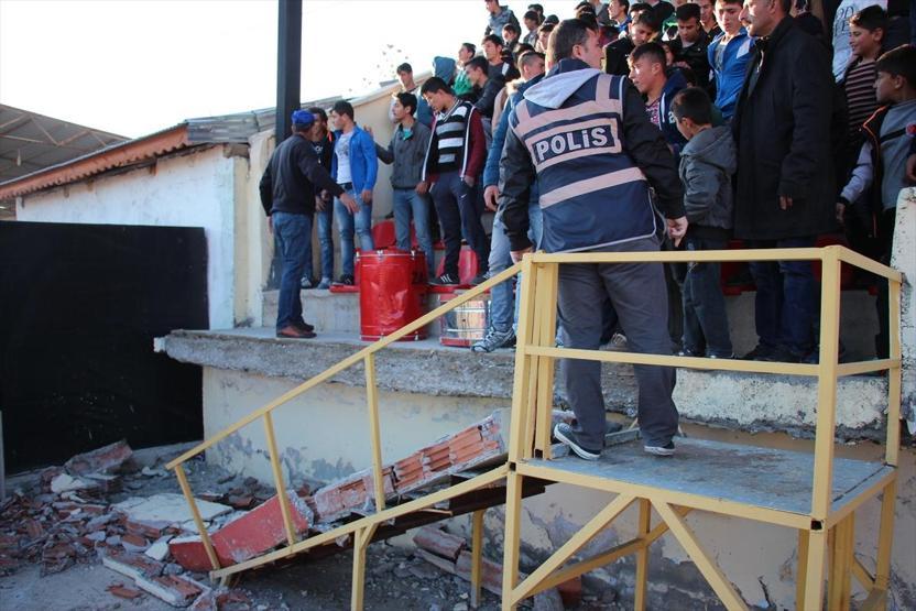 Çıldıran taraftarlar duvarı yıktı