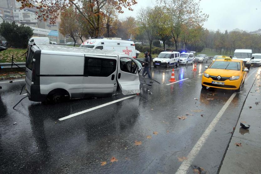 Şişlideki kazada aracın motoru yerinden fırladı
