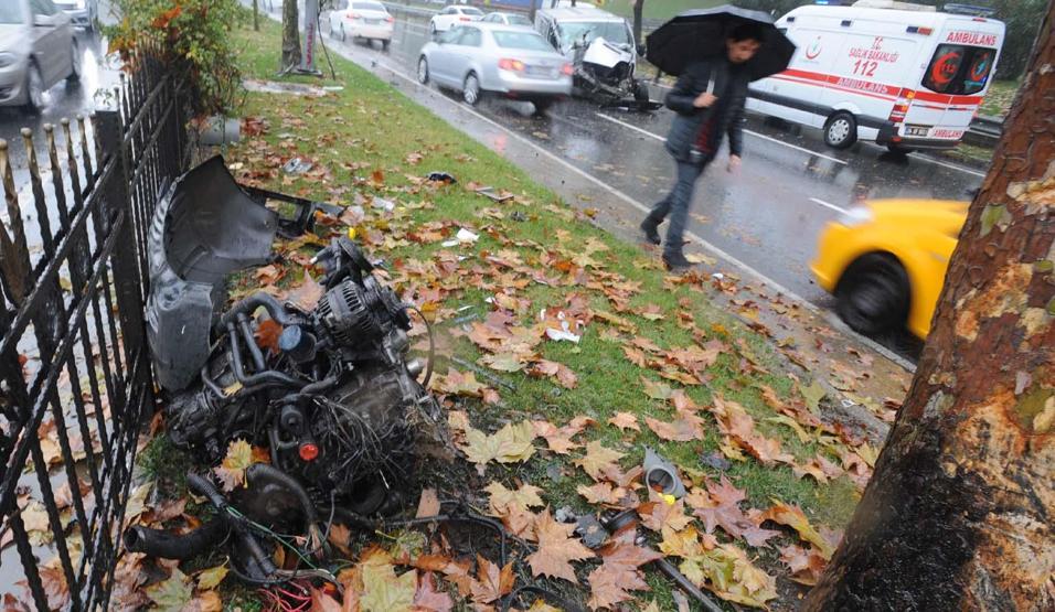 Şişlideki kazada aracın motoru yerinden fırladı