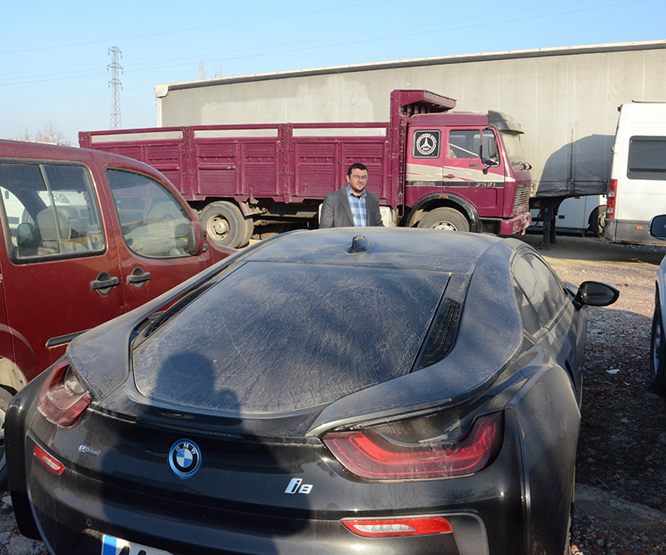 Lüks otomobiller çürümeye terk edildi