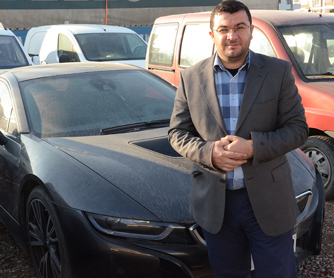 Lüks otomobiller çürümeye terk edildi