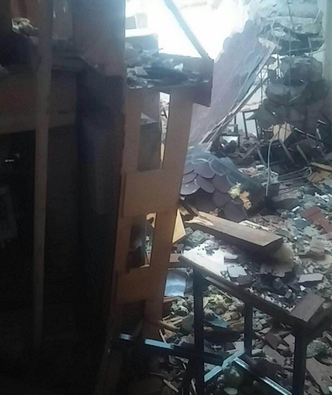 İzmirde vinç okulun üstüne devrildi