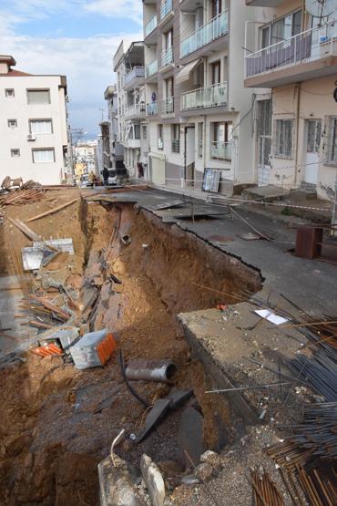 İzmirde çökme tehlikesi: 3 bina boşaltıldı