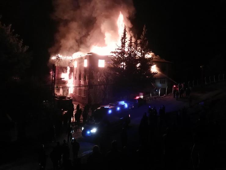 Aladağda yurt yangınında ölen kızların cesetleri birbirine sarılı bulundu