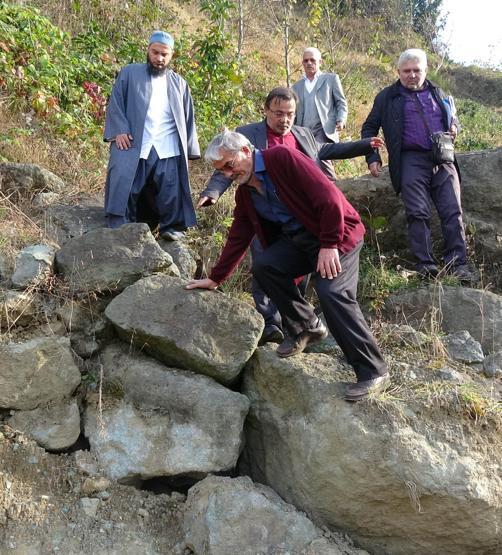 Rizeli kuzenine kızdı yola duvar ördü