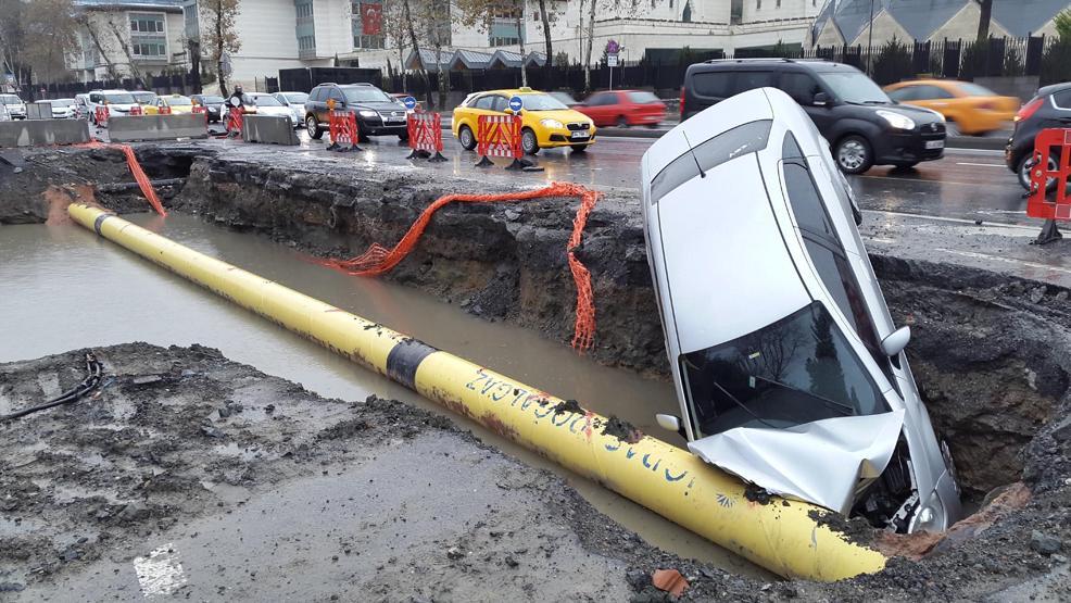 İSKİ çukuruna düştü, doğalgaz ana borusuna çarptı