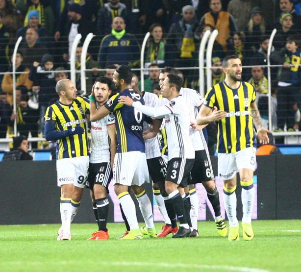 Tünelde futbolcular kavga etti