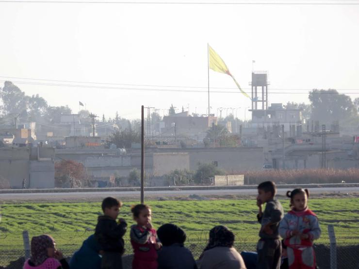 Sınıra dev PYD bayrağı astılar