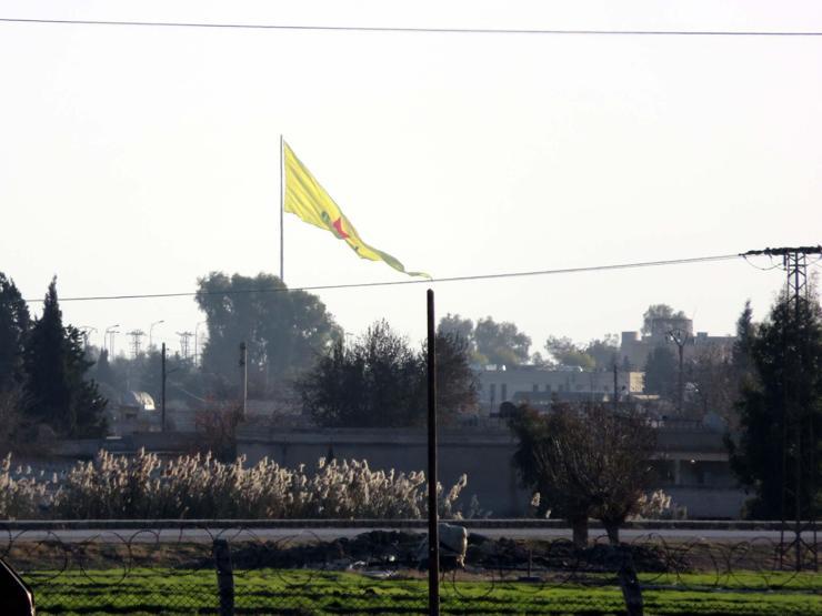 Sınıra dev PYD bayrağı astılar