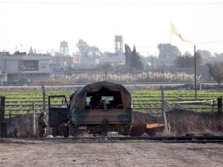 Sınıra dev PYD bayrağı astılar