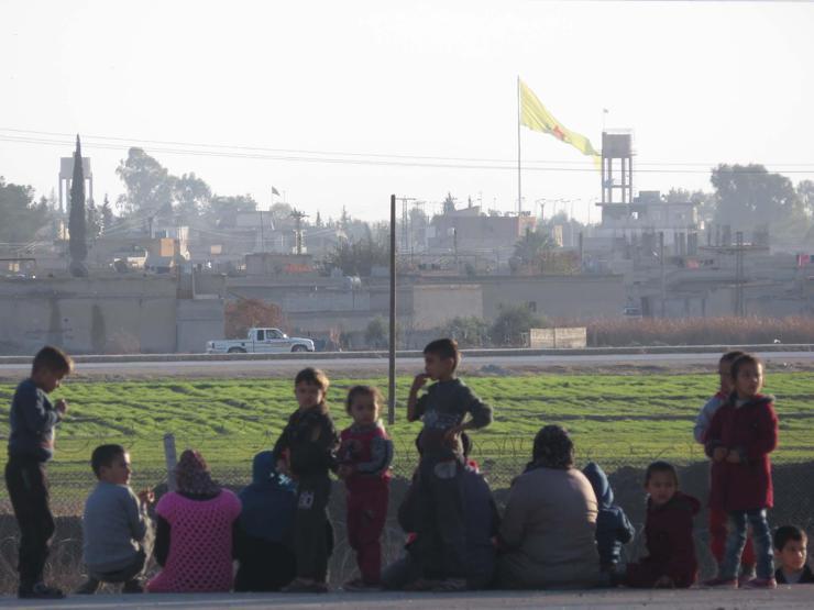 Sınıra dev PYD bayrağı astılar