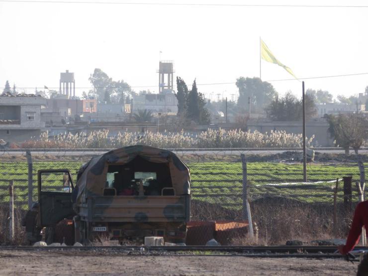 Sınıra dev PYD bayrağı astılar