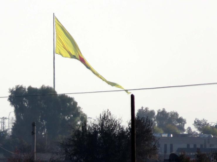 Sınıra dev PYD bayrağı astılar