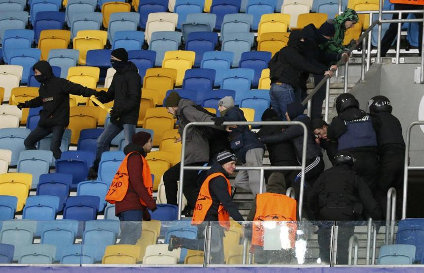 Kievli ve Beşiktaşlı taraftarlar devre arasında kavga etti