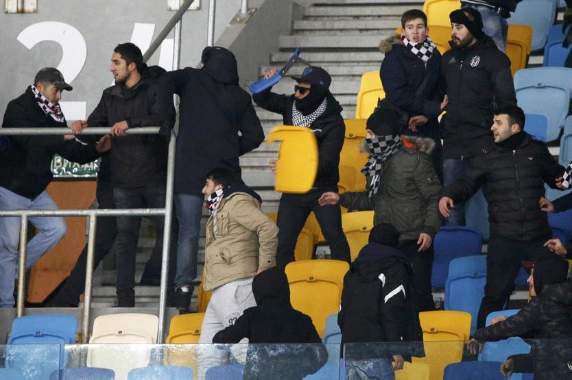 Kievli ve Beşiktaşlı taraftarlar devre arasında kavga etti