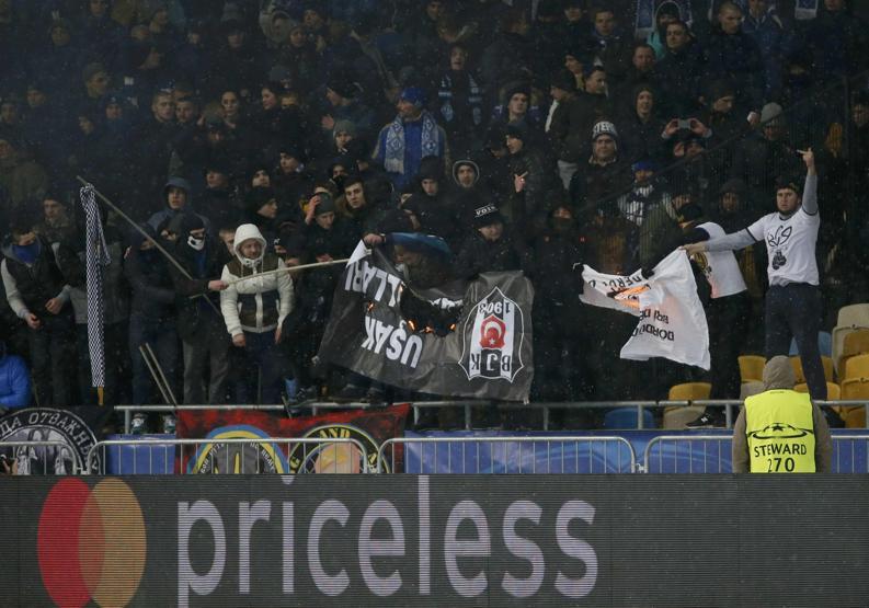 Kievli ve Beşiktaşlı taraftarlar devre arasında kavga etti