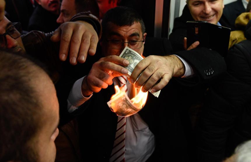 Tek seferde 1 milyon dolar bozdurdular
