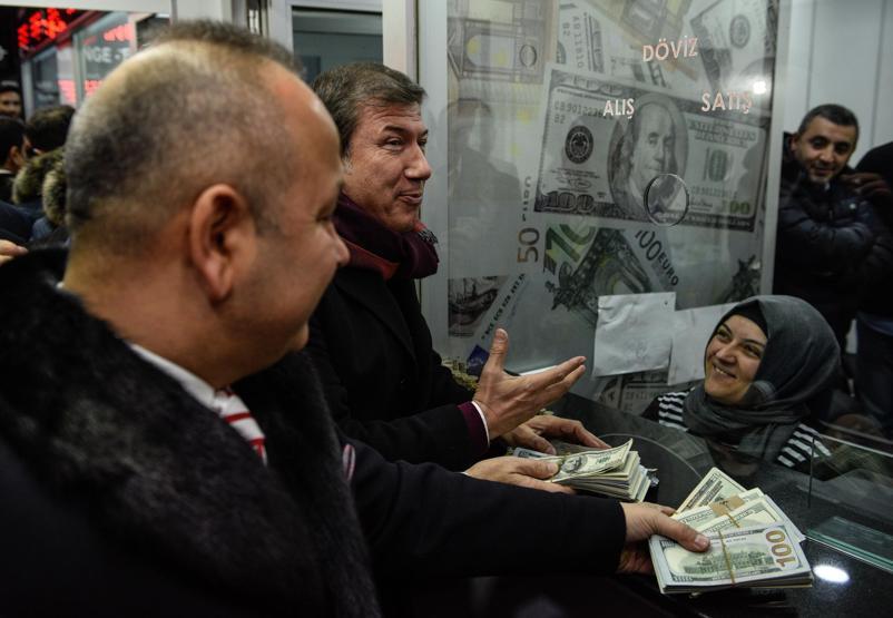 Tek seferde 1 milyon dolar bozdurdular