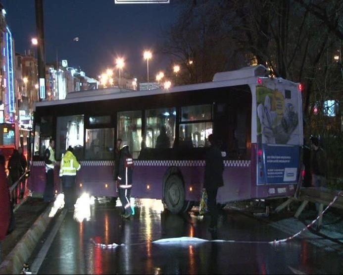 Kadıköyde otobüs trafik tabelasına çarptı: Yaralılar var