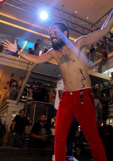 Film karakterine benzemek için akılalmaz ameliyatlar geçirdi