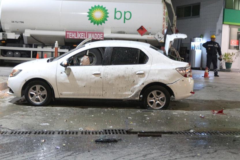 Benzinlikteki otomobile patlayıcı atıldı, faciadan dönüldü