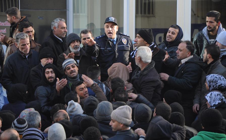 Suriyelilerin adres bildirimi izdihamında coplu müdahale
