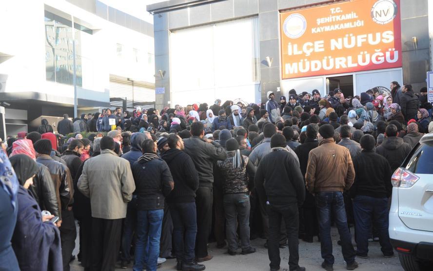 Suriyelilerin adres bildirimi izdihamında coplu müdahale