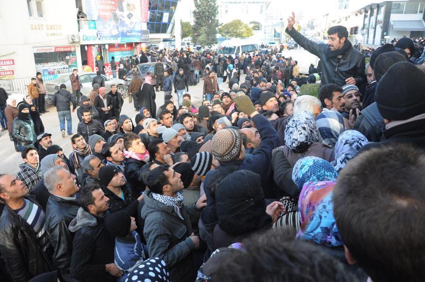 Suriyelilerin adres bildirimi izdihamında coplu müdahale