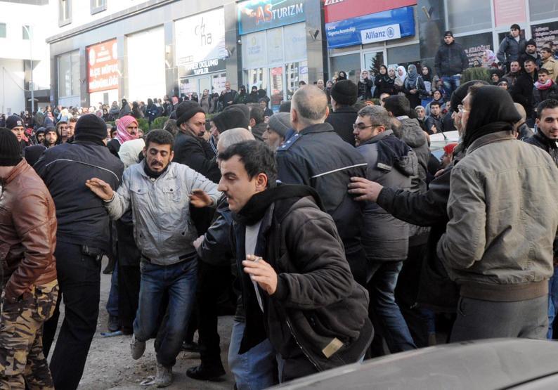 Suriyelilerin adres bildirimi izdihamında coplu müdahale