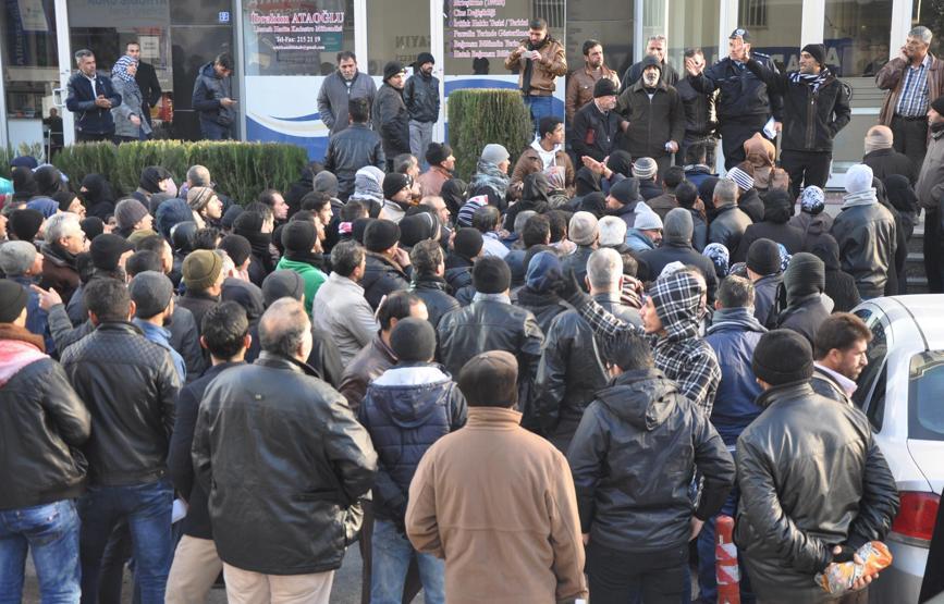 Suriyelilerin adres bildirimi izdihamında coplu müdahale