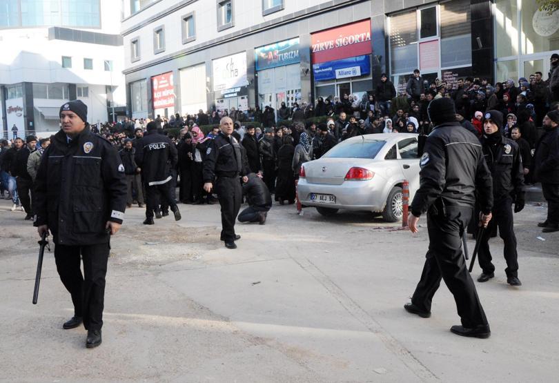 Suriyelilerin adres bildirimi izdihamında coplu müdahale