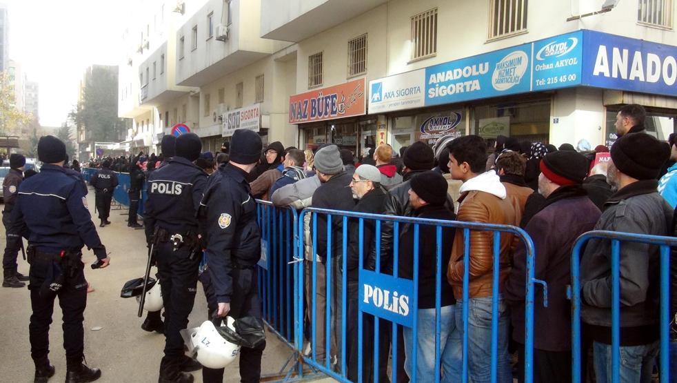 Suriyelilerin adres bildirimi izdihamında coplu müdahale