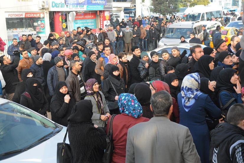 Suriyelilerin adres bildirimi izdihamında coplu müdahale