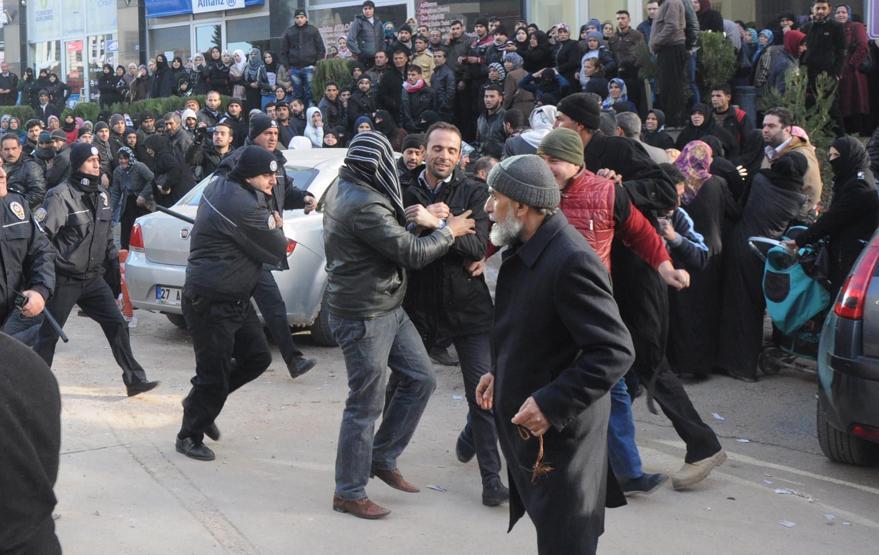 Suriyelilerin adres bildirimi izdihamında coplu müdahale