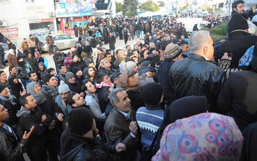 Suriyelilerin adres bildirimi izdihamında coplu müdahale