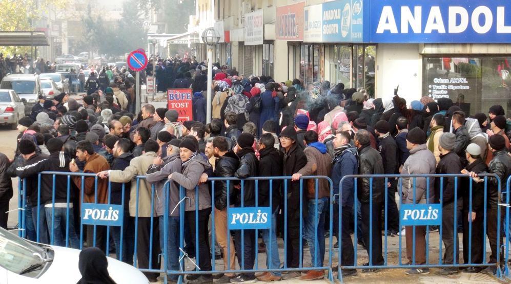 Suriyelilerin adres bildirimi izdihamında coplu müdahale