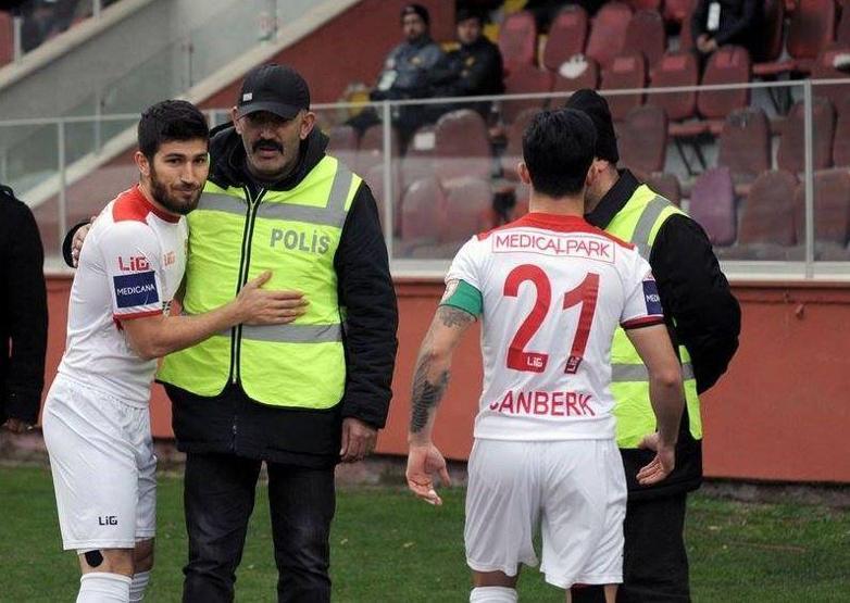 Golden sonra polislere koştular