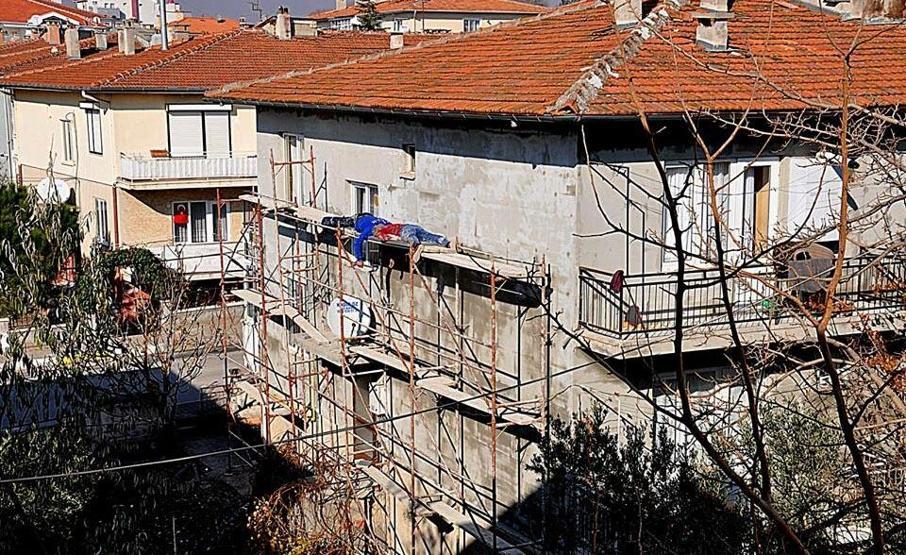 12 metre yükseklikte tehlikeli uyku
