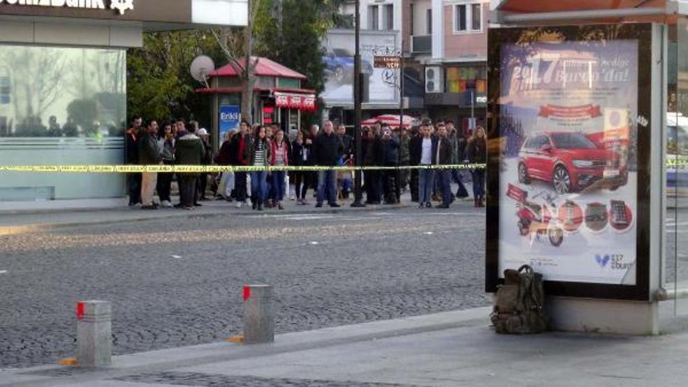 Şüpheli çanta ile hatıra fotoğrafı çektirdiler