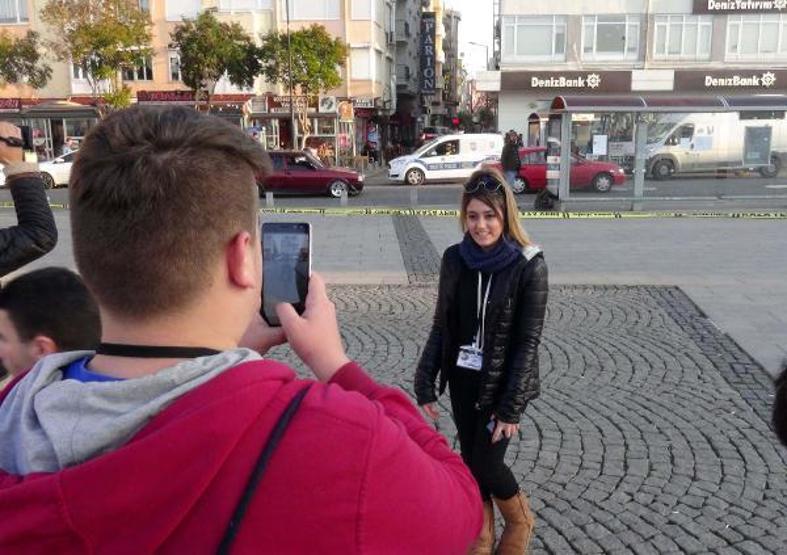 Şüpheli çanta ile hatıra fotoğrafı çektirdiler