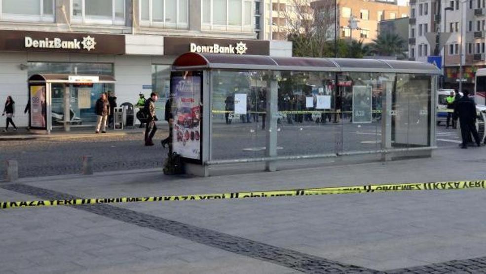 Şüpheli çanta ile hatıra fotoğrafı çektirdiler