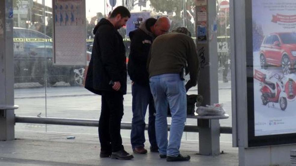 Şüpheli çanta ile hatıra fotoğrafı çektirdiler