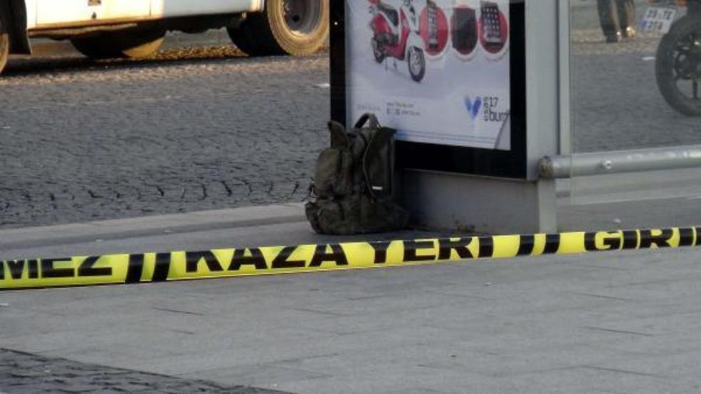 Şüpheli çanta ile hatıra fotoğrafı çektirdiler
