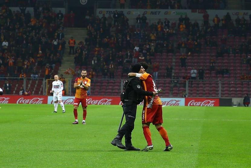 Yasin Öztekin golünü attı polislere sarıldı