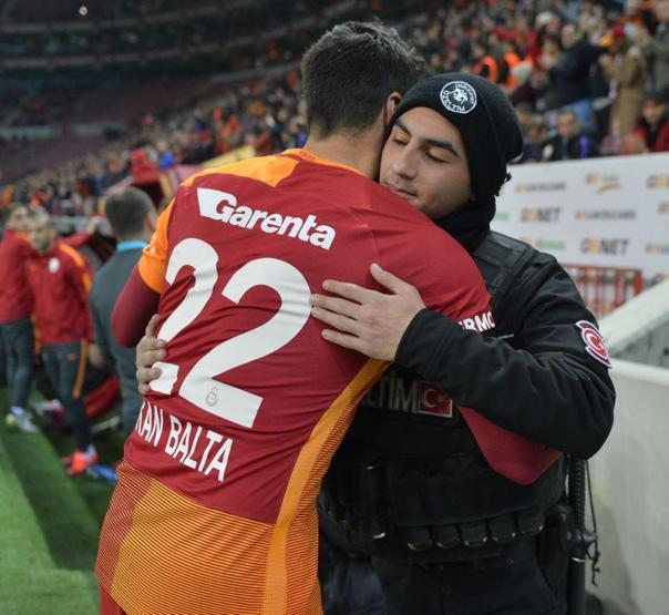 Yasin Öztekin golünü attı polislere sarıldı