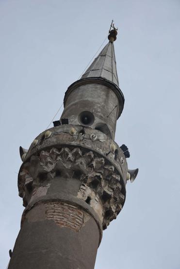 Tarihi cami yıkılma tehlikesiyle karşı karşıya