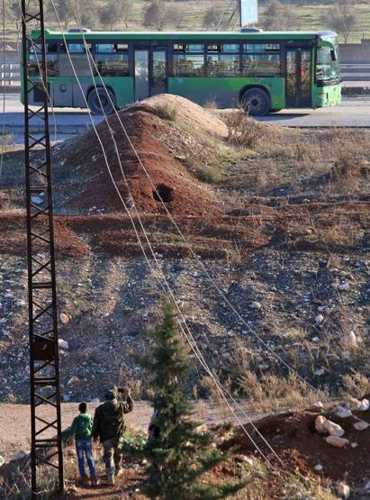 Halepteki sivillerin tahliyesinden fotoğraflar