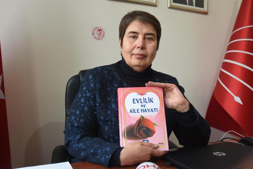 Belediyenin dağıttığı evlilik kitabına isyan etti: Kadını köle gibi gösteriyor