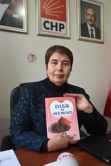 Belediyenin dağıttığı evlilik kitabına isyan etti: Kadını köle gibi gösteriyor